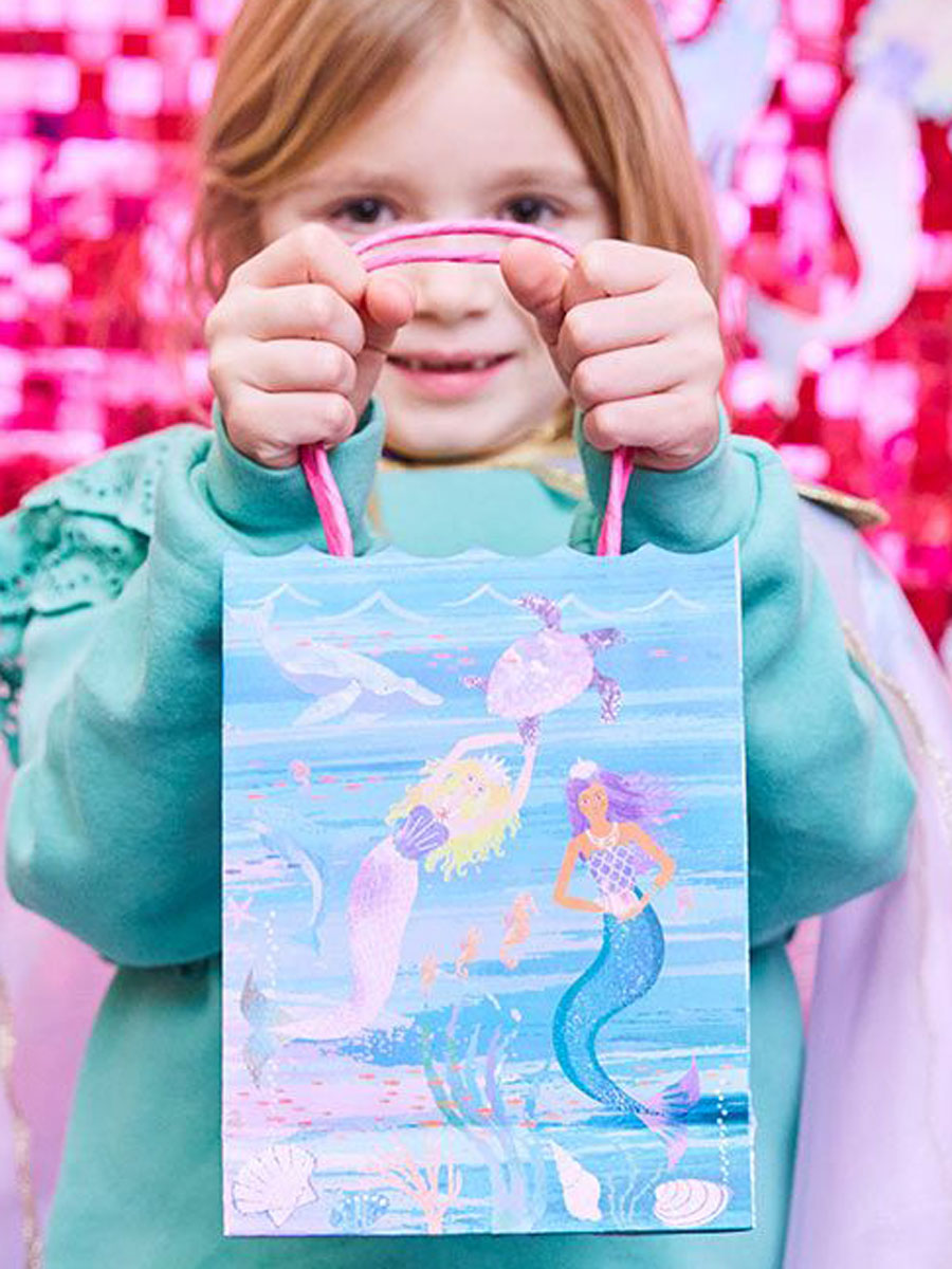 Queen of the Sea Paper Party Bags with Fact Cards (x6)